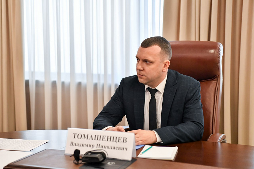 Сироте из Вольска помогли отремонтировать протекавшую крышу 