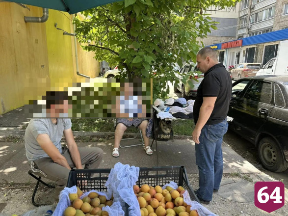 В Энгельсе у уличных торговцев овощами и ягодой изъяли весы