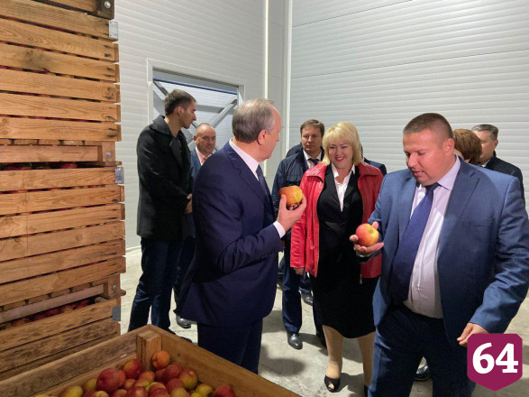 Губернатор проверил на вкус яблочный сок балаковского завода 