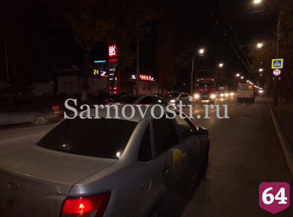 В Саратове пьяный водитель внедорожника протаранил машины