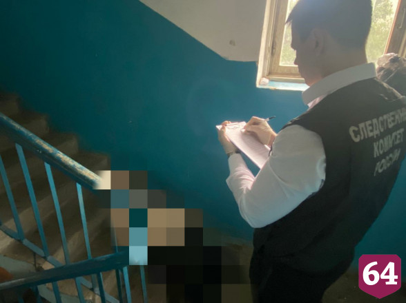 Жильцы дома нашли в подъезде труп женщины