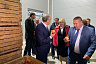 Губернатор проверил на вкус яблочный сок балаковского завода 