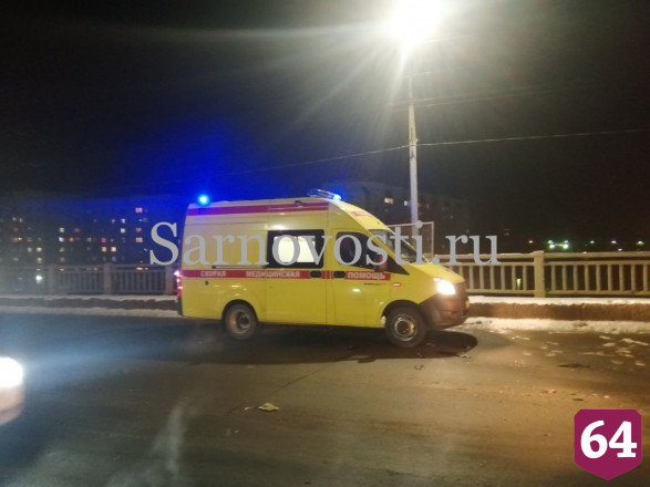 В Саратове девушка с травмой отказалась ехать в больницу после массового ДТП