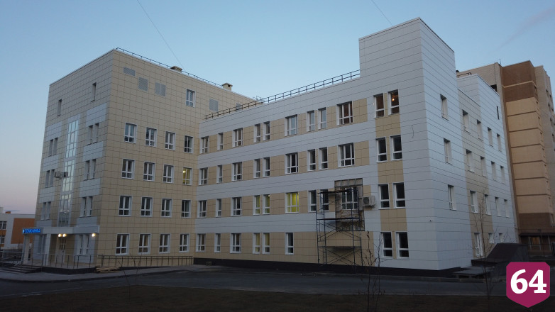 В новой саратовской поликлинике расставляют мебель