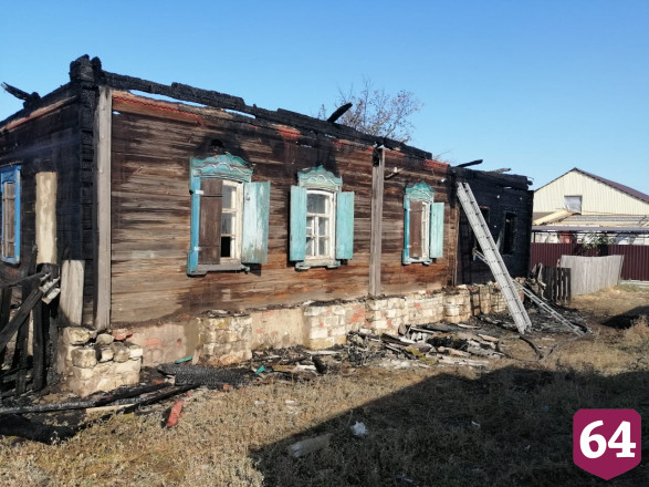 На веранде дома после пожара нашли обгоревшее тело мужчины 