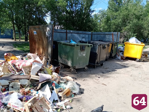 В Энгельсе уличные торговцы усыпали дорогу гнилыми овощами