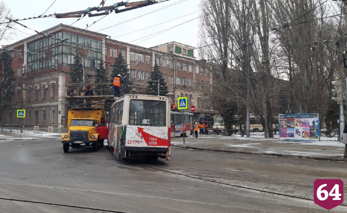 В центре Саратова обрыв проводов остановил электротранспорт 