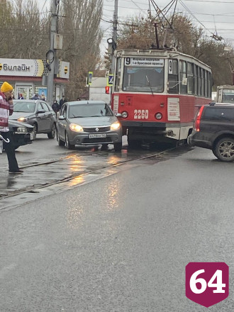 ДТП блокировало движение трамваев в центре Саратова