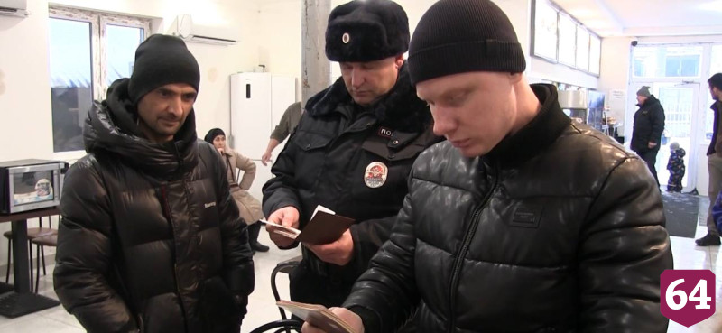 Иностранцы без документов работали поварами в саратовском кафе 