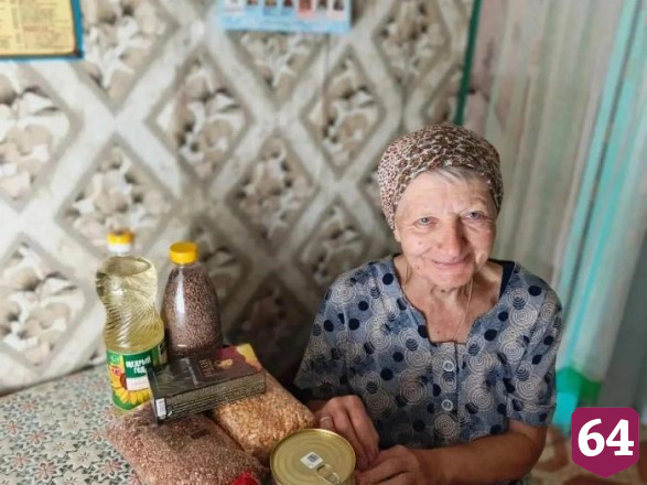 Саратовские бабушки из клуба «Кому за 60» шьют подушки для фронта