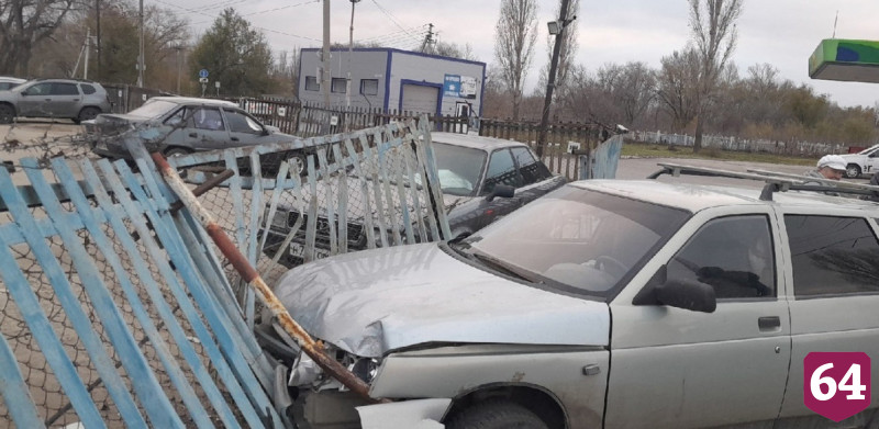 «Лада» врезалась в забор стоянки и повредила две иномарки  