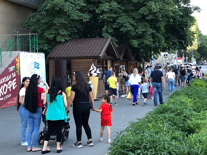 Жители Саратова массово гуляют в горпарке без масок