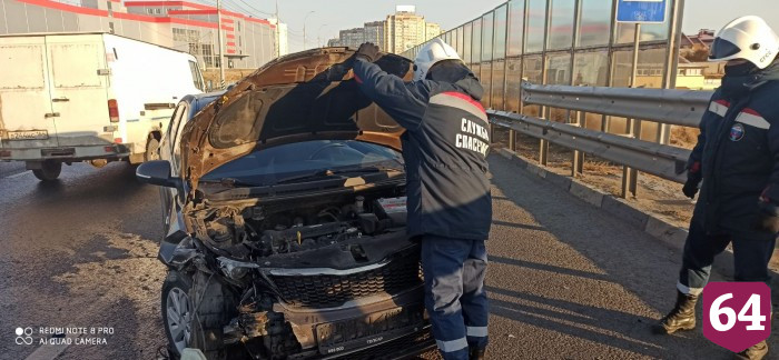 Автоледи протаранила отбойник на скользком мосту и попала в больницу