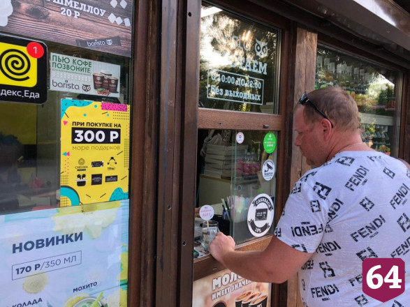 Жители Саратова массово гуляют в горпарке без масок
