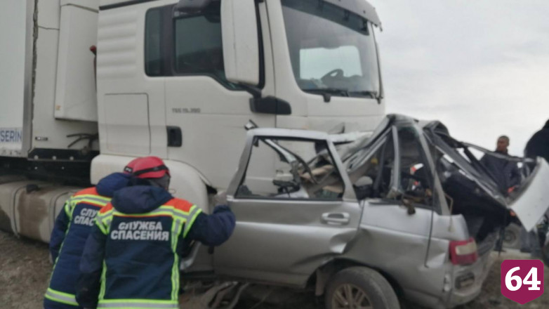 Под Саратовом спасатели вытащили из искореженной машины труп 