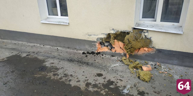 В Саратове пьяный водитель протаранил дом и сбежал