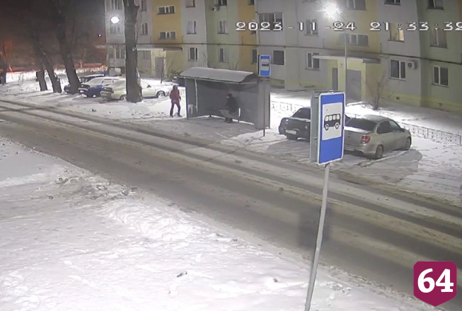 Юные вандалы ломали остановку под Саратовом