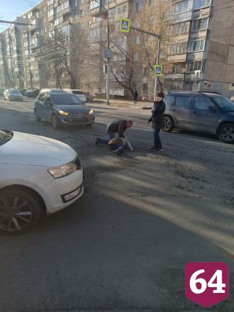 В центре Саратова иномарка сбила молодую женщину
