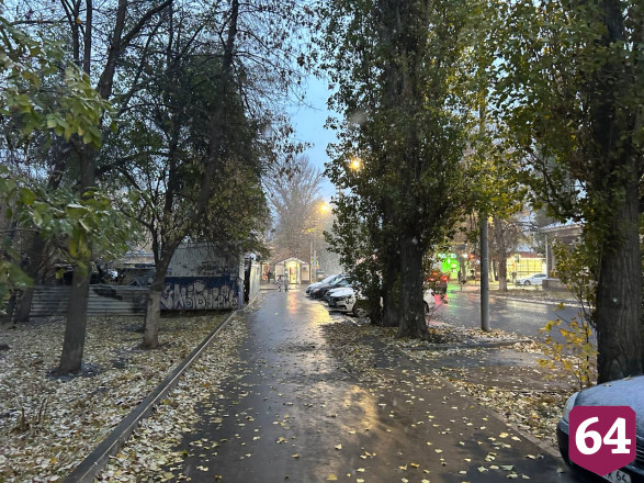 В Саратове с первым снегом возникли проблемы с движением