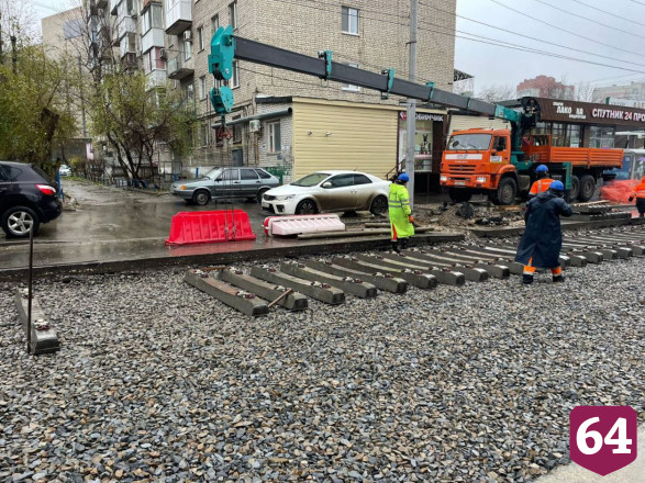 В центре Саратова укладывают шпалы для скоростного трамвая