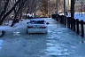 В Саратове после прорыва иномарка вмерзла в лед