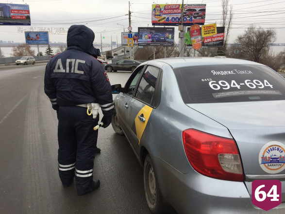 Саратовских таксистов учили правильно носить маски 