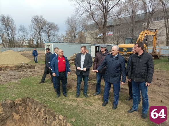 Губернатор раскритиковал главу за медленное строительство ледового дворца