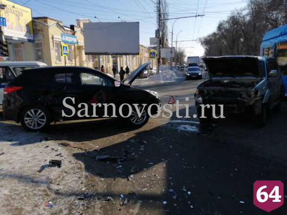 В Саратове водитель проехал на красный и протаранил легковушку автоледи