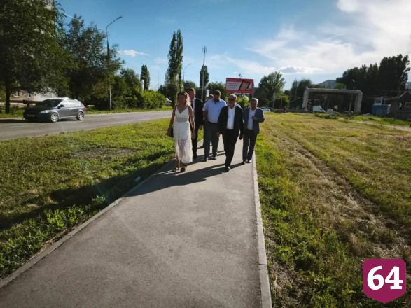 В Энгельсе проверили отремонтированные тротуары
