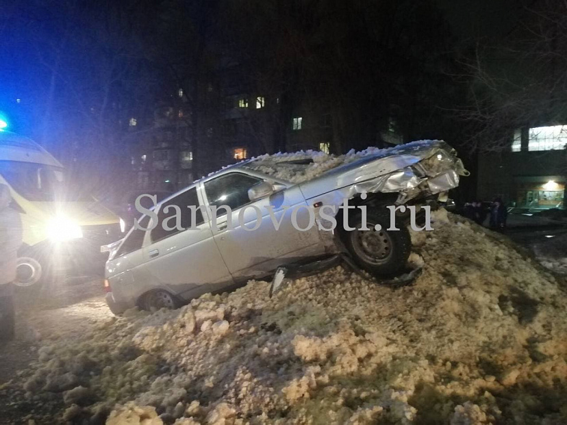 В Саратове пьяный мужчина угнал машину друга и попал в ДТП