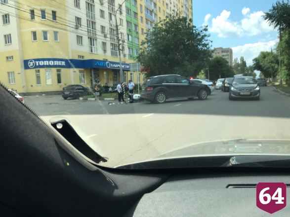 Мотоциклист покалечился в ДТП с «Мерседесом» под Саратовом