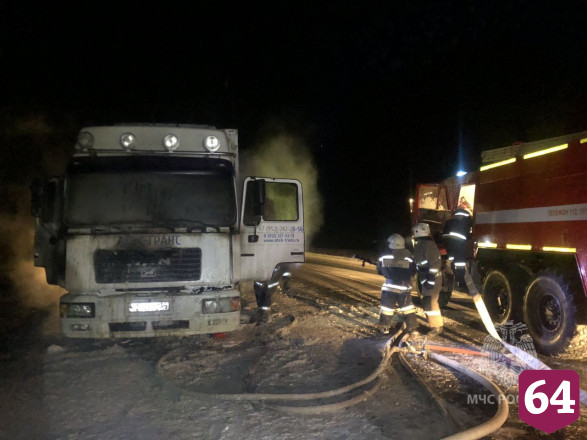 На трассе под Саратовом очевидцы снегом тушили горящую фуру