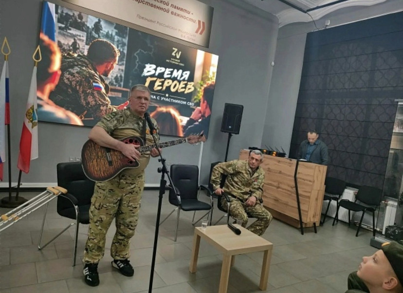 Саратовский боец исполнил песни собственного сочинения о буднях на фронте