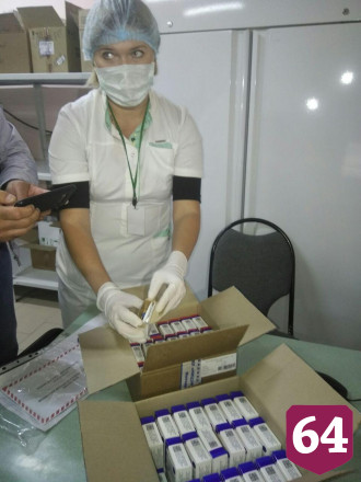 В Саратов самолетом доставили первую партию вакцины от COVID-19