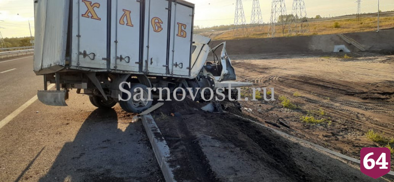 Под Саратовом водитель фургона с хлебом уснул и протаранил столб
