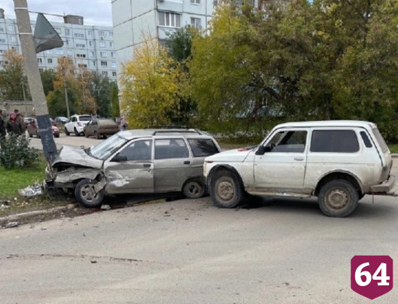 В Саратове «Ладу» отбросило в столб после столкновения с внедорожником
