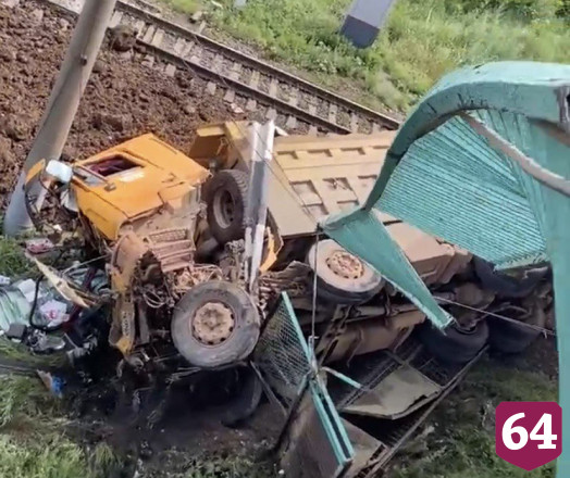 Под Саратовом грузовик упал с моста на железную дорогу