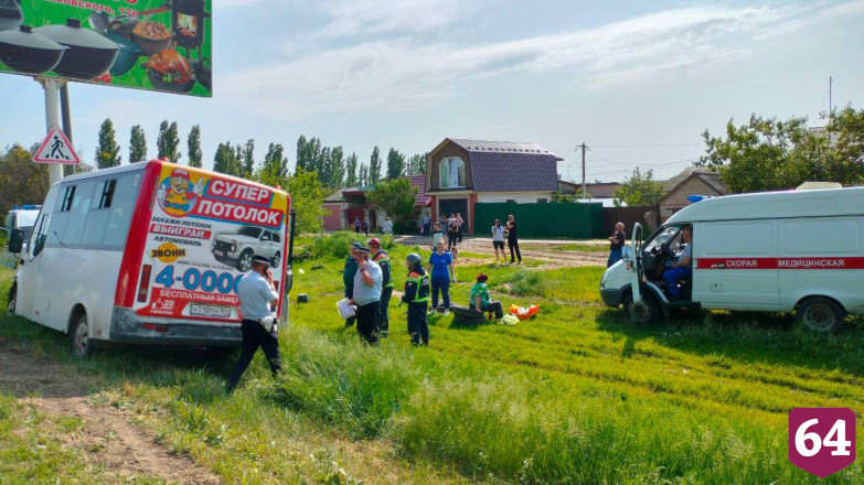 Семь человек пострадали в столкновении маршрутки со столбом под Энгельсом