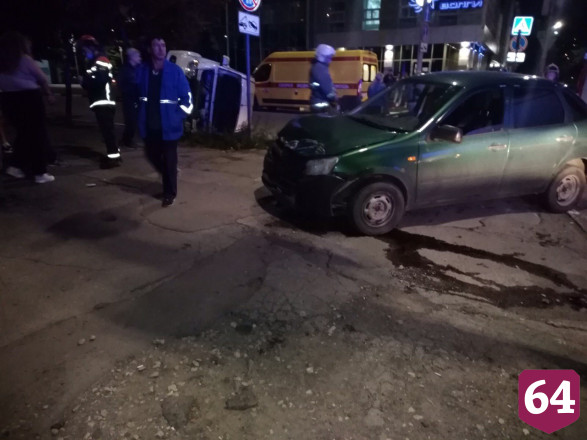 В центре Саратова опрокинулся внедорожник с пассажирами
