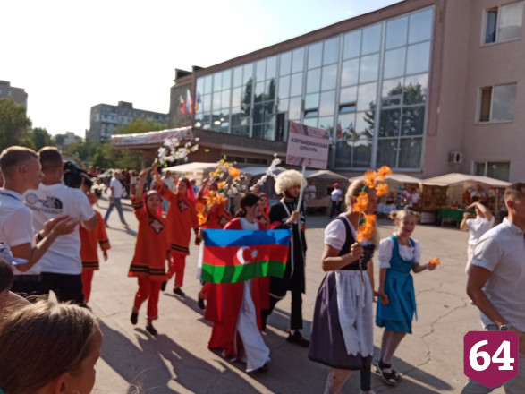 В Энгельсе провели парад национальностей 