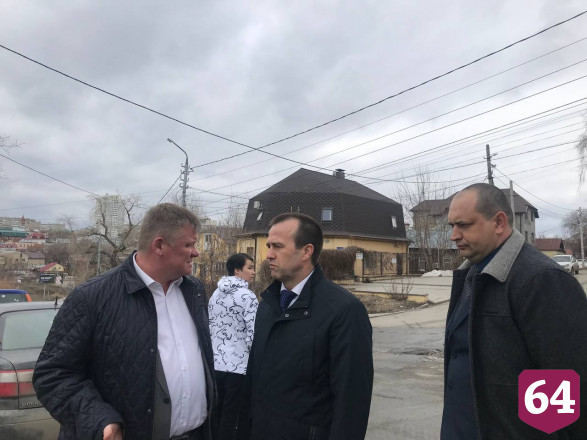 Мэр Саратова показал провалившийся асфальт и мусорные завалы