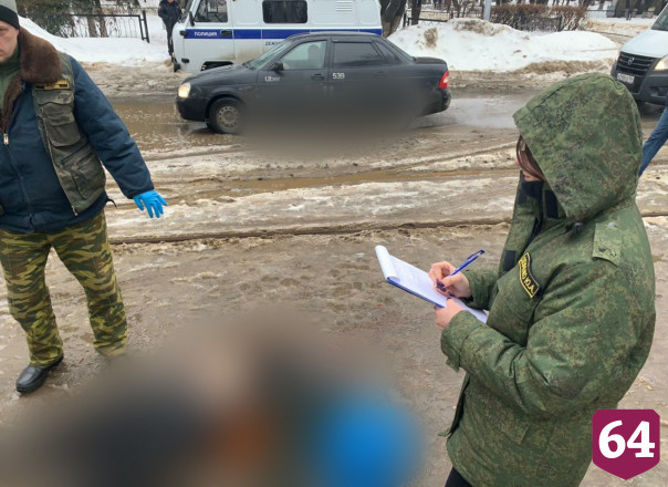 Установлена личность погибшего на остановке в Саратове мужчины