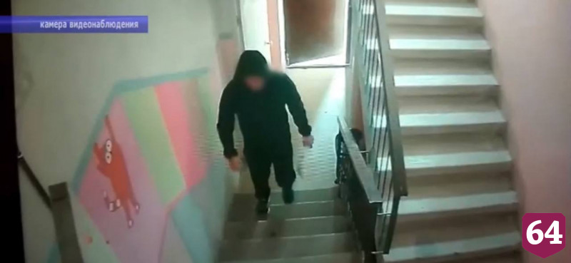 Пьяный саратовец вынес из квартиры пенсионерки телевизор и попал на камеры