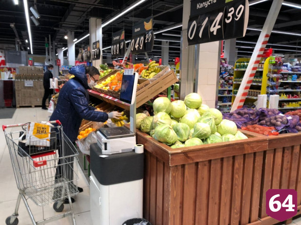 Жители Саратова стали ходить за продуктами в масках