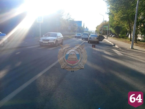 В Саратове водитель «Тойоты» сбил девушку с подростком