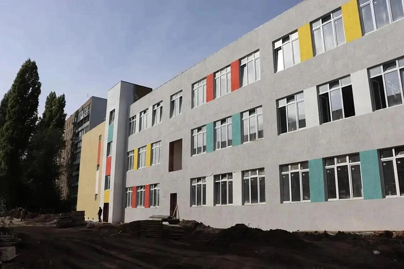 В Саратове подрядчик завершил фасадные работы в новом корпусе школы