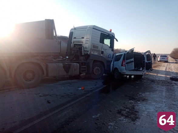 В аварии с фурой под Саратовом погибли водитель и пассажиры «Ларгуса»