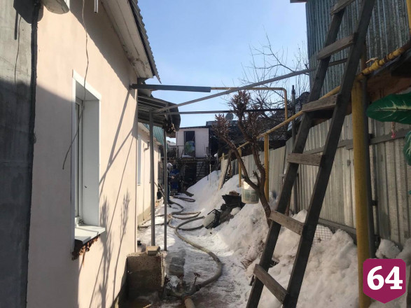 В Саратове пожарные тушат горящий частный дом