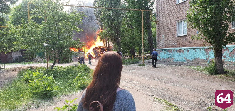 В Саратове пожарные тушили сараи