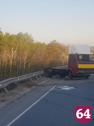Под Саратовом дальнобойщик после ДТП вылетел из грузовика